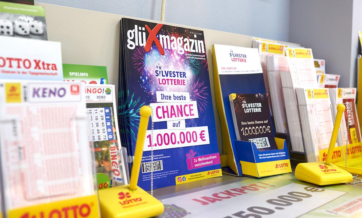 Werbeplakat der Lotto Niedersachsen Silversterlotterie in einer Verkaufsstelle
